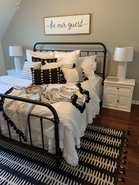 Guest Room Ideas Metal Bed, Artwork For Guest Bedroom, Black Iron Bed Decor Modern, Guess Bedroom Ideas Small, White And Black Bedroom Decor, Apt Bedroom Ideas, Farmhouse Bedroom Design, Guest Bedroom Inspiration, Sleepy Panda