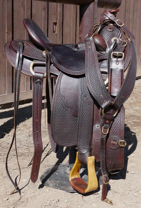 Horse Packing, Used Saddles For Sale, Western Saddles For Sale, Cowgirl Lifestyle, Saddle Making, Cowboy Lifestyle, Saddles For Sale, Treeless Saddle, Classic Equine