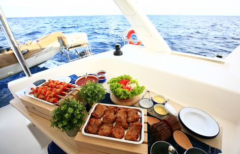 Prepare for your sailing trip by planning your simple meals. We recommend these ideas to save time cooking and to eat delish food while on board. Yacht Party Food Ideas, Yacht Food Ideas, Boat Meals Ideas, Yacht Meals, Houseboat Meals, Boating Meals, Boat Meals, Easy Vacation Meals, Boat Snacks