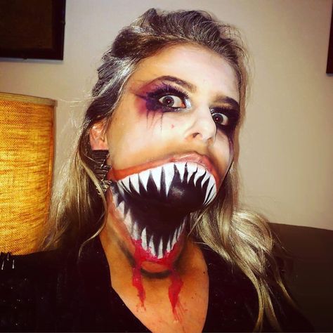 30 Scary Pictures of Halloween Makeup To Spook and Entrance - Creepy Gallery Scary Face Paint, Scary Teeth, Scary Halloween Makeup Ideas, Halloween Makeup Artist, Halloween Scary Face, Scary Halloween Makeup, Creepy Halloween Costumes, Creepy Halloween Makeup, Cute Halloween Makeup