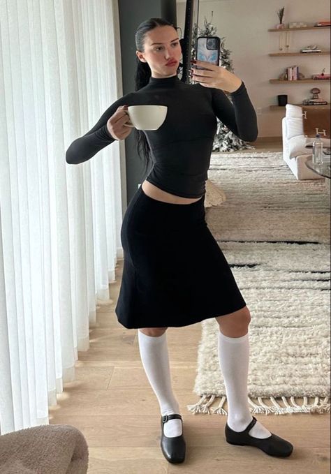 Shoes Outfit Ideas, Mary Jane Shoes Outfit, Iconic Shoes, Shoes Outfit, Jane Shoes, Mary Jane Shoes, Ballet, Ootd, Socks