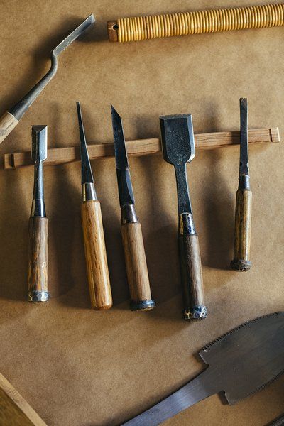 Led by Hisao Hanafusa, 80, with help from his son Zui, 45, Miya Shoji also makes tansu chests, tatami platform beds, and other furniture. Tatami Platform, Japanese Bench, Japanese Woodworking Tools, Japanese Chisels, Study Reference, Japanese Tools, Japanese Joinery, Japanese Screen, Japanese Woodworking