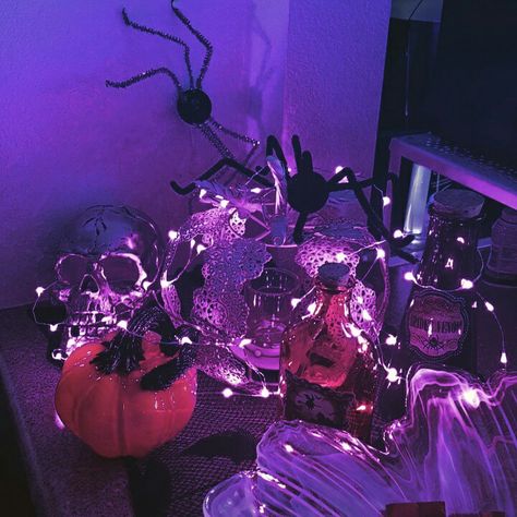 Purple & orange Halloween decor. Love them glimmer lights! Halloween Aesthetic Purple Orange, Halloween Purple Aesthetic, Halloween Aesthetic Purple, Purple And Orange Aesthetic, Purple Halloween Aesthetic, Purple Halloween Decor, Orange Halloween Decor, Purple And Orange Halloween, Purple Autumn