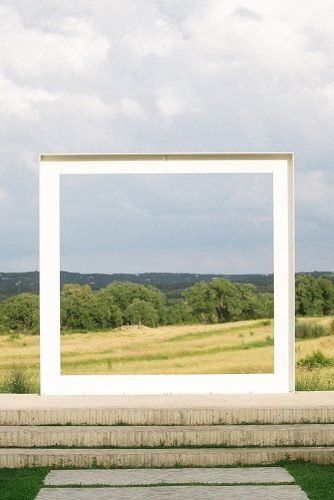 Architectural Wedding Decor, Minimalist Wedding Photobooth, Modern Wedding Arch Ideas, Unique Wedding Alter, Unique Wedding Arch, Dawn Wedding, Wedding Alters, Bubbly Bar, Modern Wedding Venue