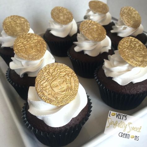 Versace Decoration Party, Versace Cupcakes, Versace Birthday Party Ideas, Versace Party Theme, Versace Theme Party Ideas, Money Cupcakes, Versace Cake, Buchona Party, 21st Party Themes