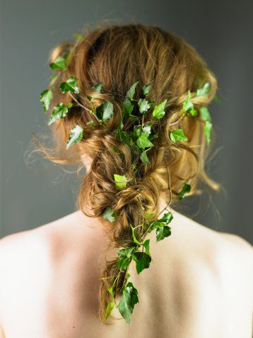 Leaves entwined in naturally wavy hair Mother Nature Hairstyle, Vines In Hair, Garden Prom Ideas, Leaves In Hair, Drama Costume Ideas, Enchanted Garden Prom, Hedera Ivy, Elf Assassin, Fairy Pirate