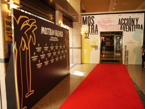 Alfombras rojas y photocalls Bakugo Katsuki, I Got This, Valencia, Broadway Show Signs, Broadway Shows, Vision Board