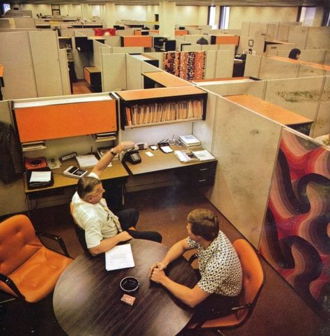 14 pictures of early office cubicles & retro open plan office layouts (1975) #vintage #retro #70s #seventies #officecubes #oldoffices #business #offices #clickamericana 70s Office, Mcm Office, Office Layouts, Open Plan Office, Cubicle Office, Office Cubicles, Mid Century Office, 70s Interior, Old Office