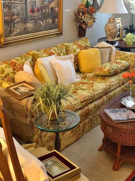 Vintage Floral Couch, Floral Couch, Floral Sofa, Quilted Sofa, Ap Art, Sofas And Chairs, Vintage Floral, Design Ideas, Lounge