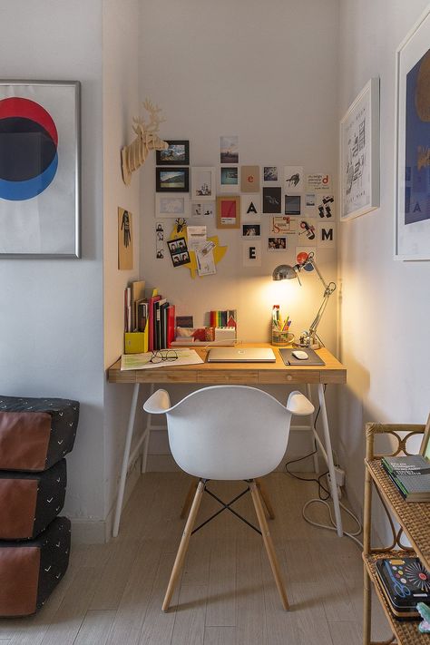 The Eva's office space. Idea Decoration Bedroom, Small Desks For Small Bedrooms, Cute Aesthetic Room Decor Ideas, Small Study Space Ideas, Small Room Decorations, Art Table Ideas, Room Small Decor, Work Table Decor, Designer Room Ideas