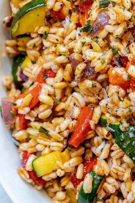 Red Pepper Zucchini Farro Salad - side dishes #sidedishes Salad With Red Peppers, Farro Recipes, Farro Salad, Vegan Side Dishes, Mediterranean Diet Recipes, Veggie Sides, Meatless Meals, Veggie Dishes, Vegetable Side Dishes