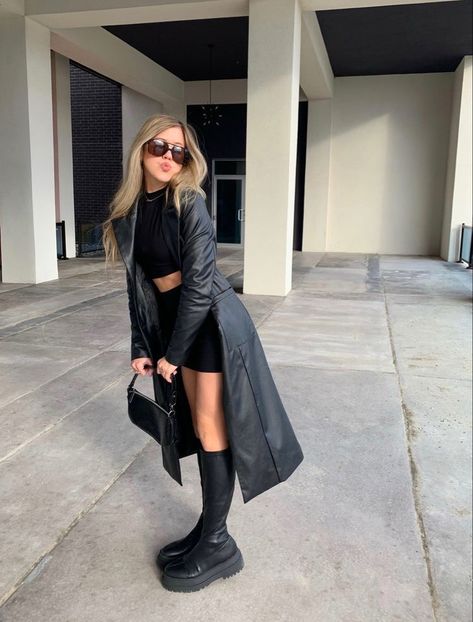 Platform High Boots Outfit, Long Shoes Outfit, Fall Aesthetic Fits, Fits With Boots, Outfit With Long Boots, Long Black Boots Outfit, Elegant Ootd, Botas Outfit, Long Boots Outfit