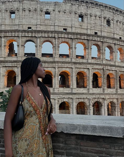 Italy Aesthetic Black Women, Rome Italy Street Style, Italy Pics Aesthetic, Rome Fits Summer, Italy Outfits Summer Black Women, Rome Holiday Outfit, Poses In Rome, Rome Italy Aesthetic Outfits, European Summer Black Women