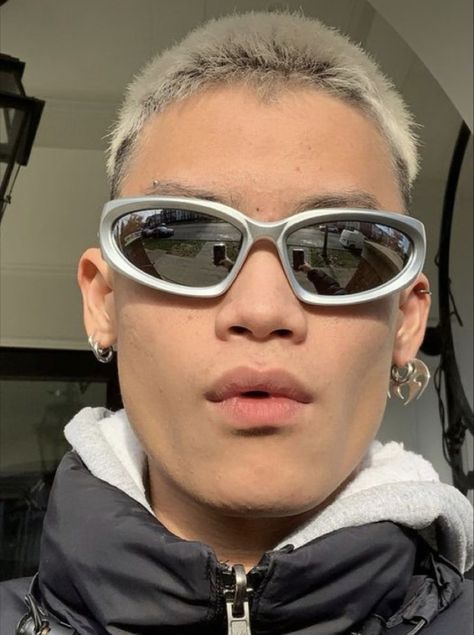 Y2k Glasses, Aesthetic Outfits Y2k, Wrap Around Sunglasses, Glasses Outfit, Y2k Hairstyles, Balenciaga Sunglasses, Y2k Sunglasses, Silver Sunglasses, Corte De Cabelo Masculino