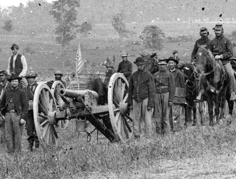 This remarkable photo gives a detail with cannon, flag, soldiers and a likely burial crew in the background to the right of the flag. This is Knap's Battery unlimbered at Antietam near a horse carcass on Sept. 20, 1862. This looks northward from near the Maryland Monument toward the Cornfield. Imagine what these men and these fields had just seen. Battle Of Antietam, Wilde Westen, By The Numbers, History Photos, September 17, Us History, The Numbers, Military History, Historical Photos