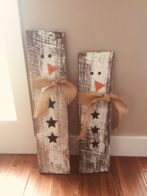 Christmas Barnwood Signs, Barn Board Christmas Projects, Barnwood Christmas Decor, Barnwood Signs Diy, Barnwood Christmas Ideas, Wooden Crafts Christmas, Wooden Winter Signs, Snowman Wood Crafts Diy, Diy Wood Holiday Decor