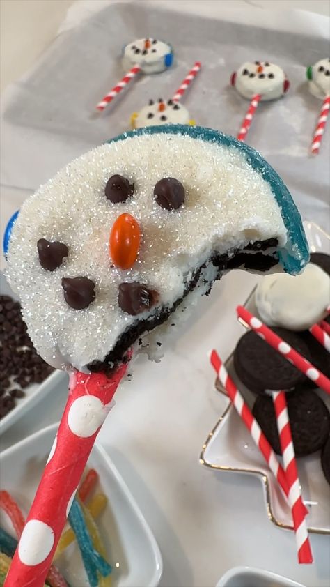 Oreo Snowman, Sour Straws, Christmas Crinkle Cookies, Oreo Cookies Dipped, Sanding Sugar, Oreo Chocolate, Christmas Cake Pops, Snowman Cookies, Winter Treats