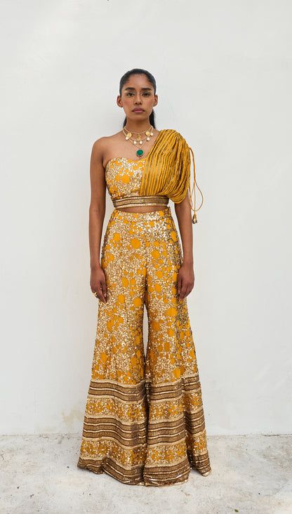 Indian Pants And Crop Top, Indian Dresses To Wear To A Wedding As A Guest, Diwali Outfit Indian For Teens, Crop Top And Pants Outfit, Clothing For School, Palazzo Outfit, Flare Palazzo Pants, Indian Pants, Mehndi Outfit