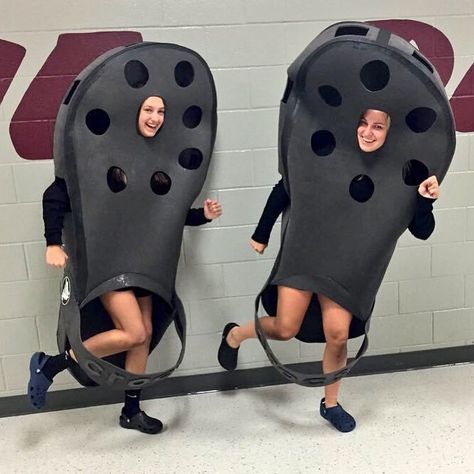 Crocs Shoes on Instagram: “The Most Incredible Croc-o-ween costume EVER! Compliments of the amazing @kelseybelchie & @loehrlinds. #HappyHalloween” Halloween Costumes Aesthetic Girl, Last Minute Halloween Costumes Ideas, Diy Last Minute Halloween Costumes, Halloween Costumes Aesthetic, Friend Halloween Costumes, Bratz Halloween Costume, Best Friend Halloween, Halloween Parejas, Halloween Costumes Ideas