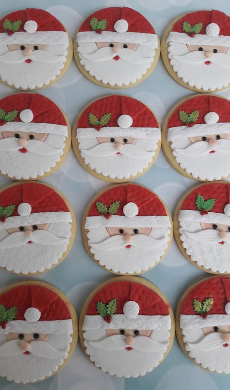 Circle Santa Cookies, Round Santa Cookies, Christmas Fondant Cookies, Santa Cookies Decorated, Decorated Oreos, Santa Cupcakes, Flood Icing, Flower Sugar Cookies, Christmas Themed Cake