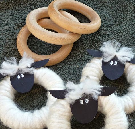 I found some more Pinspiration  this past weekend!  I love the little twig legs and the black face on the sheep to the left , and wooly ... Curtain Rings Crafts, Juleverksted For Barn, Easter Tree Ornaments, Sheep Crafts, Diy Jul, Oita, Easter Tree, Sunday School Crafts, Bible Crafts