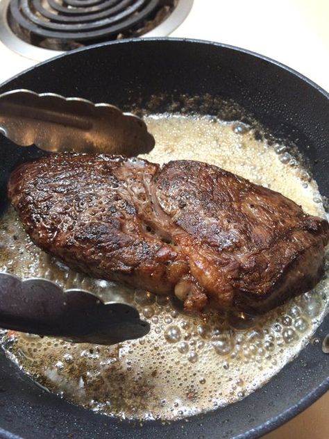 Steak Recipes Pan, Steak On Stove, Pan Fry Steak, Seared Salmon Recipes, Cook Steak, Pan Steak, Cooking The Perfect Steak, Ny Strip Steak, Steak Tips