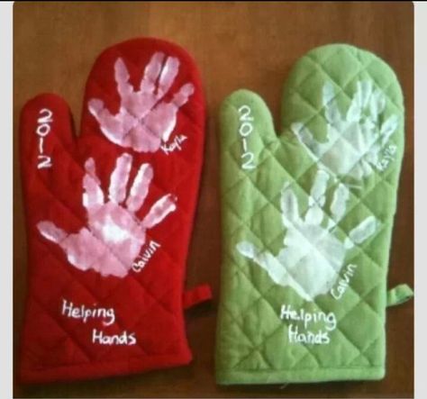 Kids handprint oven mitts - cute gift for Grandma Personalised Socks, Diy Jul, Christmas Gifts To Make, Cadeau Parents, Ge Bort, Hand Prints, Easy Christmas Gifts, Smart Cookie, Moschino Logo