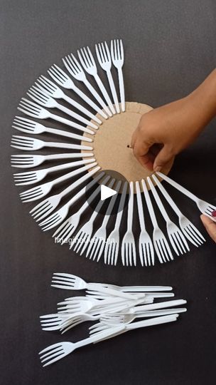 Spoon Art Diy, Spoon Craft Ideas, Spoon Wreath, Wall Hanging Diy Paper, Plastic Canvas Ideas, Plastic Spoon Art, Fork Crafts, Plastic Spoon Crafts, Dhvani Bhanushali