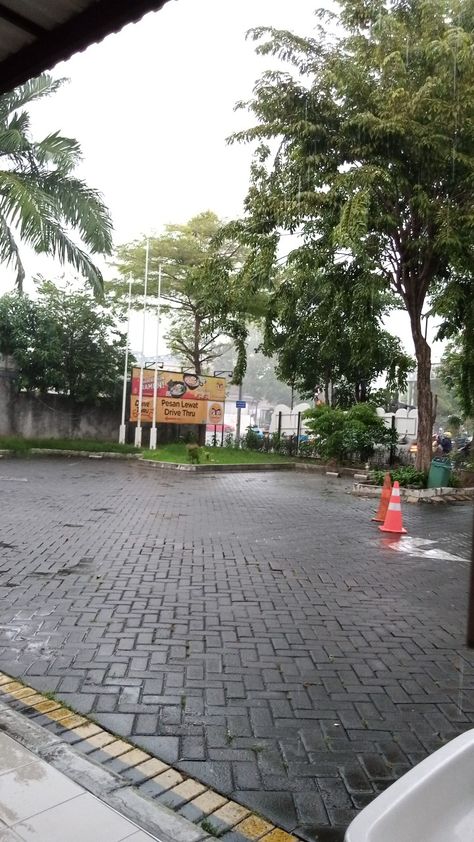 Hujan deras siang bikin banjir di dr Soetomo Surabaya Hujan Deras, Cafe, Travel