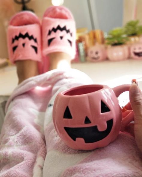 Cute Pink Halloween Decor, Quotes For Him Good Morning, Good Morning Quotes Inspirational, Morning Quotes Inspirational, Mean Girls Halloween, Inspirational Good Morning Quotes, Pink Wednesday, Pink Autumn, Quotes Good Morning