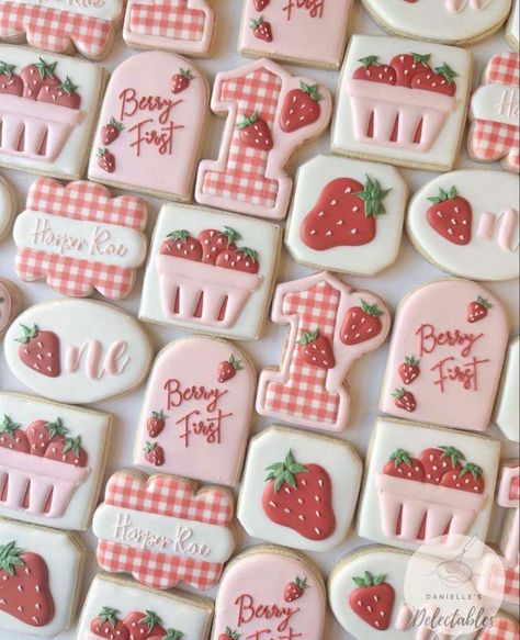 Strawberry Cookies Royal Icing, Strawberry Cutout Cookies, Strawberry Shortcake Sugar Cookies, Strawberry Themed Cookies, Strawberry Sugar Cookies Decorated, Strawberry Cookies Decorated, Bussines Packaging, London Birthday, Summer Sugar Cookies