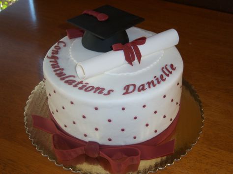 Graduation Burgundy cake Burgundy Graduation Cake, Red And White Graduation Cake, Burgundy Cake, Painted Picnic Tables, College Graduation Cakes, Graduation Hairstyles With Cap, Grad 2023, Graduation Party Cake, Grad Cake