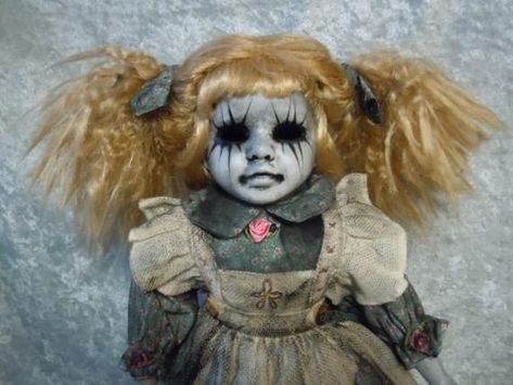 We explore these creepy and unusual (and maybe haunted) toys that are definitely not safe for kids. #creepydolls #creepytoys #haunteddolls #paranormal #weirdnews Scary Baby Dolls, Trail Ideas, Creepy Doll Halloween, Haunted Trail, Creepy Baby Dolls, Macabre Decor, Creepy Hand, Horror Doll, Creepy Toys