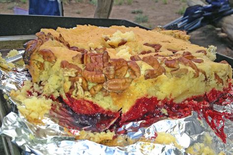 Looking for a camping dessert? Try this campfire spin on the classic Dump Cake recipe that is made in the dutch oven. It's much tastier than baked at home. Dutch Oven Dump Cake, Dump Cake Recipe, Dutch Oven Camping, Camping Desserts, Dutch Oven Cooking, Dump Meals, Dutch Oven Recipes, Campfire Food, Campfire Cooking