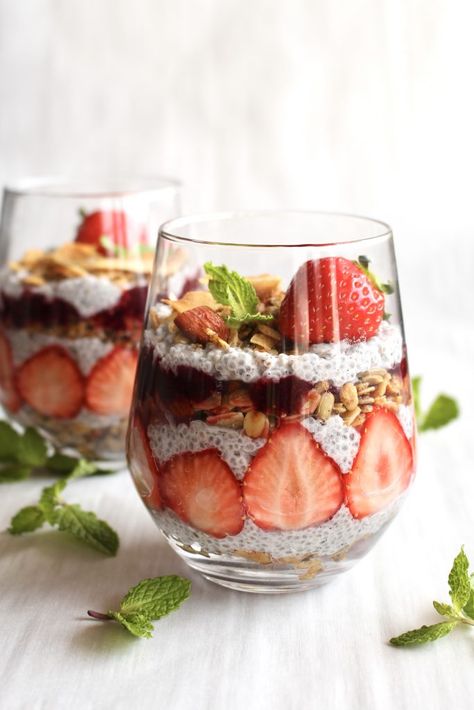 Chia Seed Pudding Recipes, Chia Seed Parfait, Easy Chia Seed Pudding, Chia Seed Pudding Recipe, Chia Parfait, Vanilla Chia Pudding, Parfait Recipe, Berry Parfait, Chia Seed Recipes Pudding