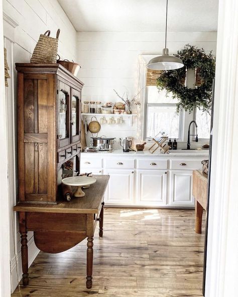 Bakers Cabinet, Cottage Style Kitchen, Victorian Farmhouse, Casa Vintage, Cottage Kitchens, Farmhouse Interior, Beautiful Kitchens, Kitchen Style, Kitchen Styling