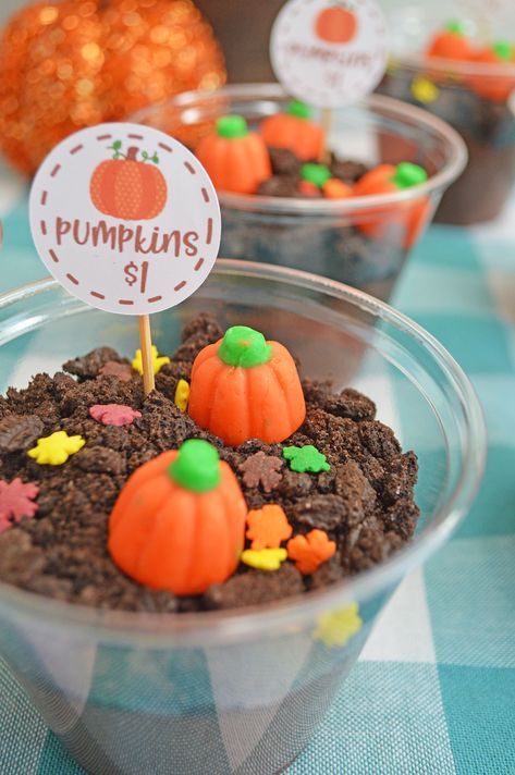 These pumpkin patch pudding cups are such a cute snack or dessert idea for Fall - comes with a free printable, too! Spooky Halloween Cookies, Dirt Pudding Cups, Pudding Cup Recipes, Dirt Dessert, Dirt Pudding, Baking Supply Store, Halloween Cookie Recipes, Halloween Cookies Decorated, Pudding Cups