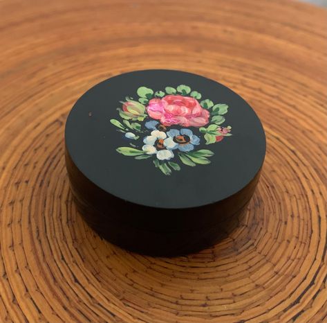 Round Box Painting Ideas, Painted Trinket Boxes Diy, Trinket Box Painting Ideas, Vintage Clover, Box Painting, Pink Flower Design, Round Gift Boxes, Black Storage, Gift Box Design