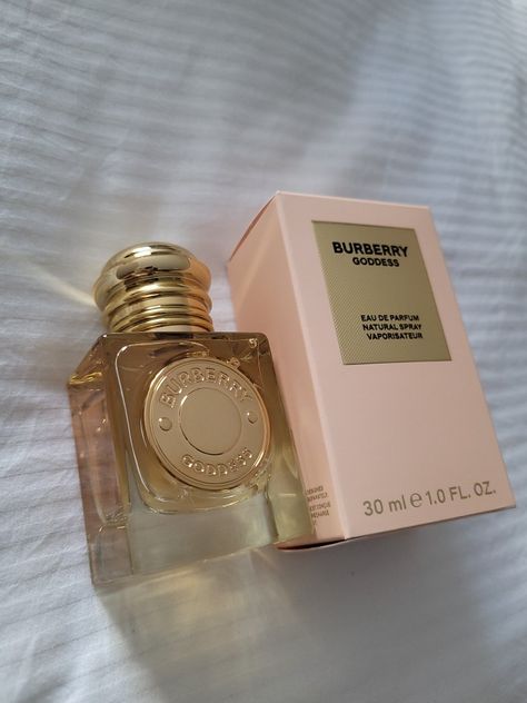 Burberry Vanilla Perfume, Burberry Goddess Perfume Aesthetic, Burberry Goddess Perfume, Things To Ask For Christmas Wish List, Birthday Perfume, Burberry Goddess, Goddess Perfume, Perfume Burberry, Burberry Collection