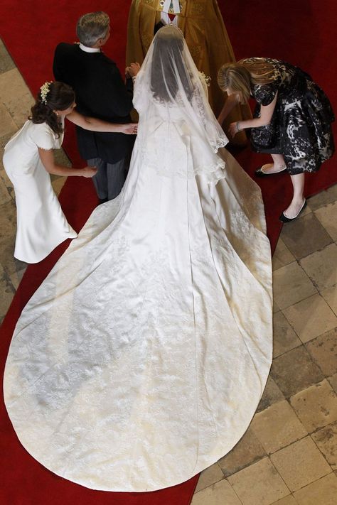 kate middleton wedding dress Kate Wedding Dress, Moda Kate Middleton, William Kate Wedding, Kate Middleton Wedding Dress, Principe William Y Kate, Style Kate Middleton, Duchesse Kate, Düşes Kate, Middleton Wedding