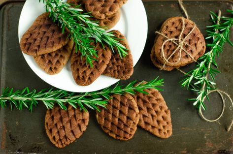 Pinecone Cookies, Wednesday Friends, Ginger Molasses Cookies, Sharp Knife, Ginger Snap Cookies, Baking Cookies, Cookies Ingredients, Molasses, Happy Wednesday