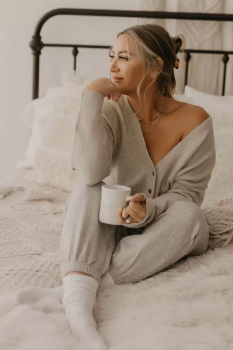 cozy joggers, cardigan, sunday outfit, work from home outfit, trendy comfy outfit Feminine Stay At Home Outfits, Comfy Lounge Outfits, Cute Home Outfits, Winter Home Outfit, Cozy At Home Outfits, Home Outfit Women, Comfy Work From Home Outfits, Trendy Comfy Outfits, Hot Mom Outfits