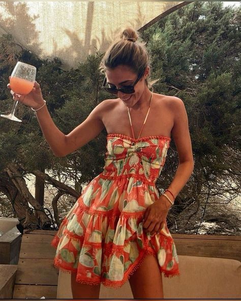 Girls Holiday Outfits Summer, Midi Dresses Aesthetic, Greece Holiday Outfits, Tropical Holiday Outfits, Mexico Outfits Vacation, Vacation Pictures Aesthetic, Surfing Outfits, Tropical Fits, Tropical Vacation Aesthetic