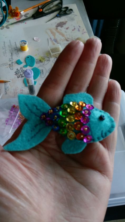 Felt Rainbow, Under The Sea Crafts, Diy Felt Christmas Ornaments, Felt Fish, Felt Ornaments Patterns, Felt Crafts Patterns, Felt Embroidery, Felt Patterns, Felt Brooch