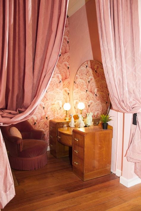 Vintage Hollywood Dressing Room, Vintage Dressing Rooms Hollywood, Dressing Table Nook, Dressing Nook In Bedroom, Vintage Dressing Room Burlesque, Burlesque Bedroom Ideas, Burlesque Bedroom Decor, Burlesque Home Decor, Burlesque Living Room