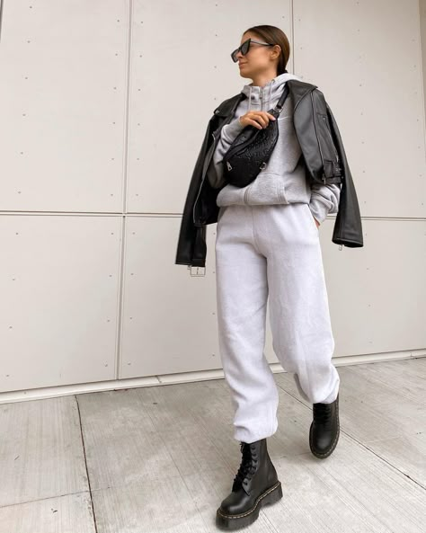 Dr Martens With Sweatpants, Sweats With Doc Martens, Dr Martens Sweatpants Outfit, Sweats And Doc Martens, Hiphop Outfit Women Street Style, Jess Hunt Outfit, Zara Street Style, Jess Hunt, December Outfits