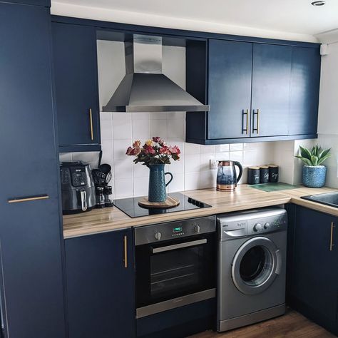 DIYers share £80 dark navy blue kitchen makeover Diy Navy Kitchen Cabinets, Dark Navy Blue Kitchen, Small Navy Kitchen, Navy Kitchen Ideas, Spray Paint Kitchen Cabinets, Upcycle Kitchen, Dark Blue Kitchen, Navy Kitchen Cabinets, Dark Blue Kitchens