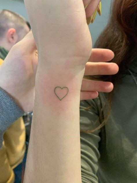 Green Heart Tattoo, Heart Tattoo Placement, Heart Outline Tattoo, Tattoo On Finger, Little Heart Tattoos, Heart Tattoo On Finger, Love Heart Tattoo, Tattoos 2024, Green Tattoos