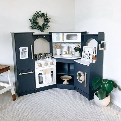 KidKraft Europe on Instagram: “The ultimate fall DIY inspiration 🍂 Product: Ultimate Corner Play Kitchen - White Picture: @hawgtv #playkitchen #playkitchenmakeover…” Kidkraft Corner Kitchen, Kidkraft Kitchen Makeover, Corner Play Kitchen, Kidkraft Kitchen, Kids Wooden Kitchen, Kitchen Decor Hacks, Kids Toy Kitchen, Toy Room Decor, Diy Playroom