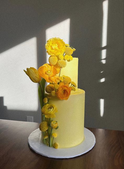 Monochromatic Cake, Yellow Wedding Cake, Modern Cake, Modern Cakes, Cake Inspo, Yellow Cake, Yellow Wedding, Cake Cake, Wedding Cake